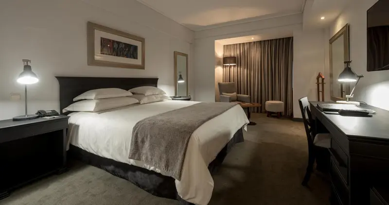 Une chambre d'hôtel avec un grand lit et un coin bureau.