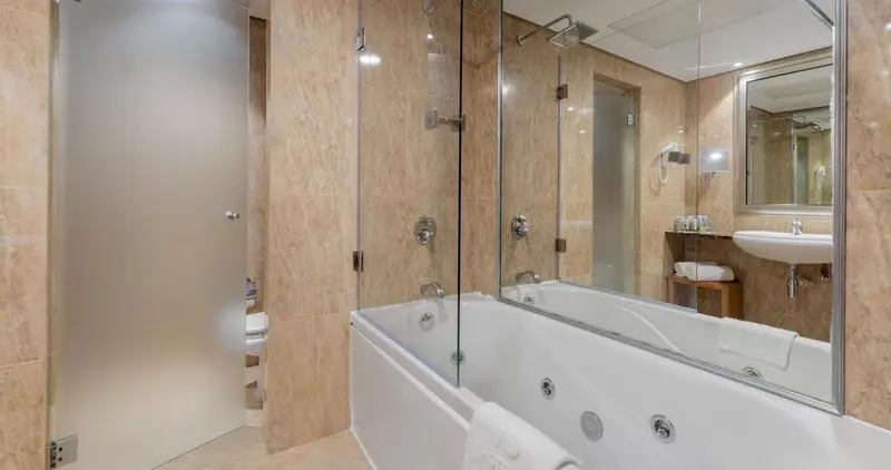 Une salle de bain moderne avec baignoire et douche à l'italienne.