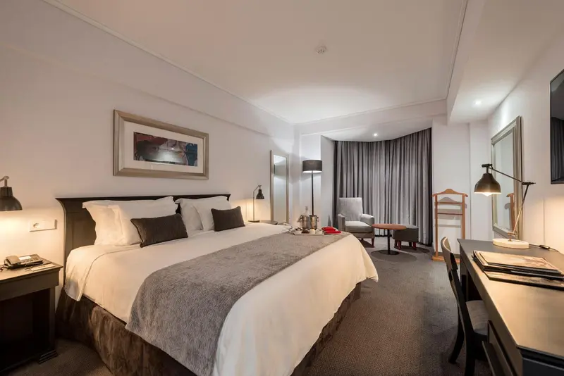 Une chambre d'hôtel moderne avec un grand lit et un coin salon.