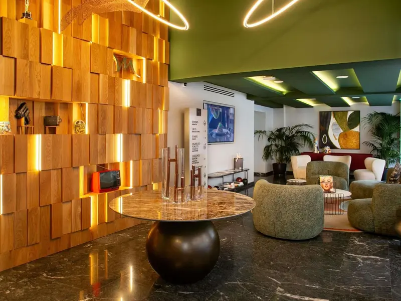 Un espace de réception moderne avec un mur texturé et des sièges confortables.