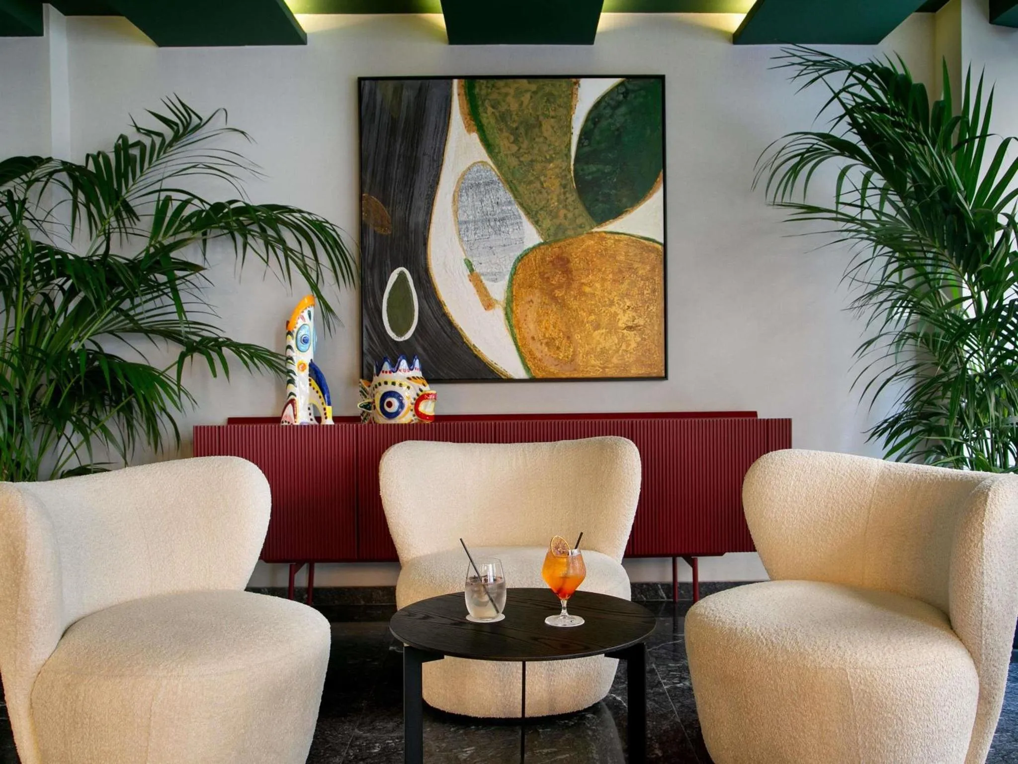 Un espace de détente avec des fauteuils confortables et une œuvre d'art murale.