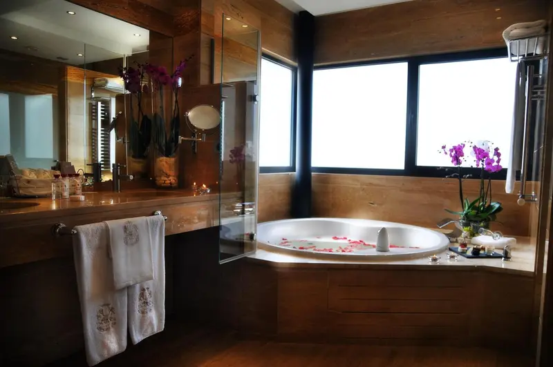 Une salle de bain luxueuse avec baignoire et douche à l'italienne.