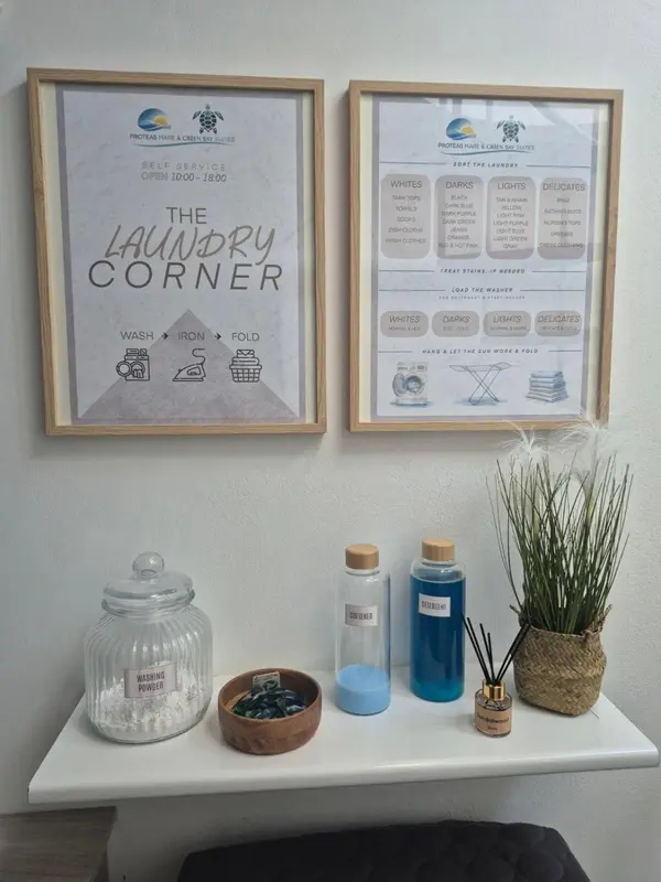 Une buanderie en libre-service avec des instructions d'utilisation et des produits de lessive.