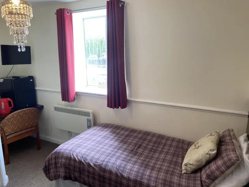Une chambre simple avec un lit et un bureau.