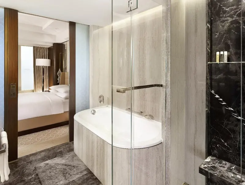 Une salle de bain moderne avec baignoire et douche à l'italienne.