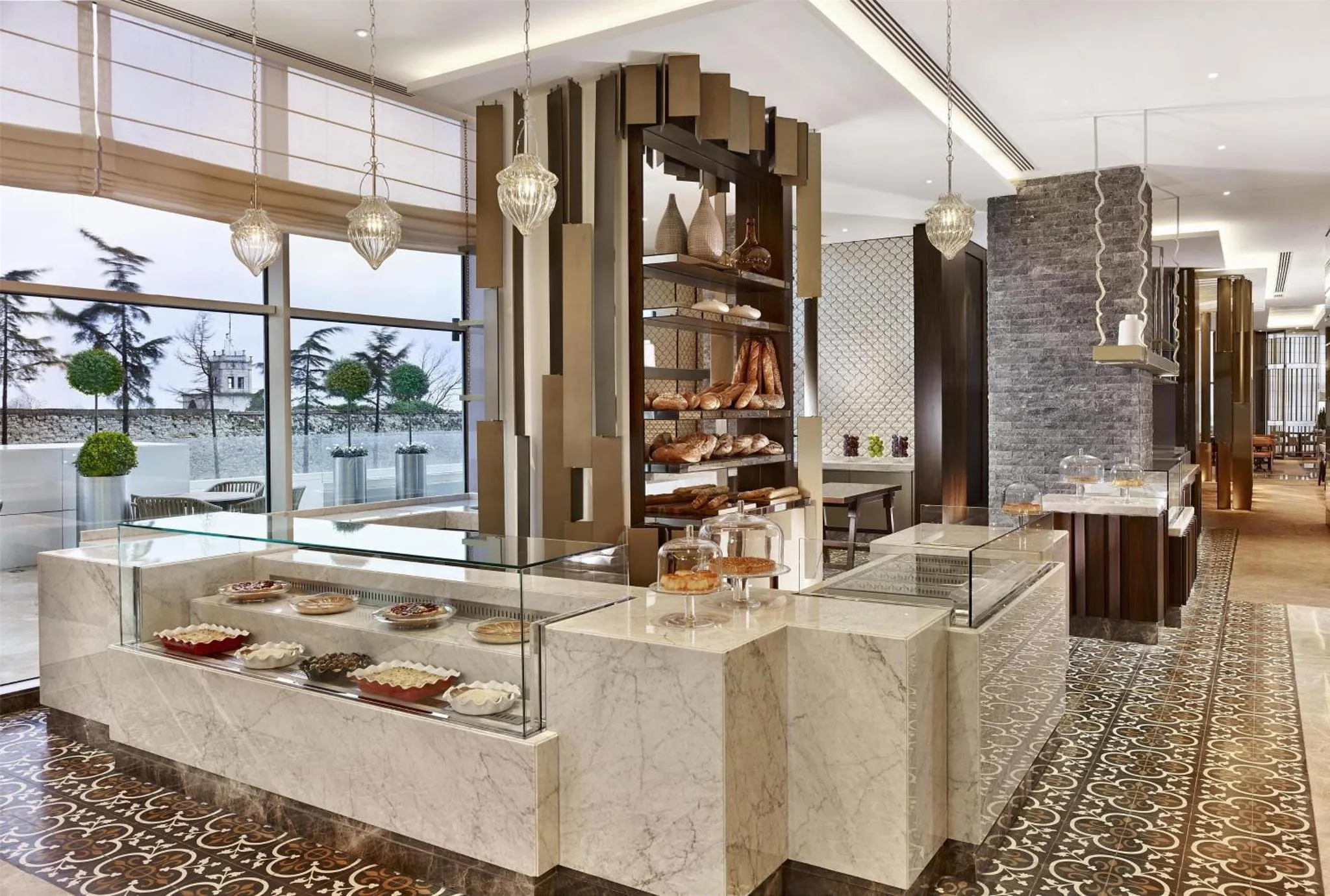 Présentoir de pâtisseries et de viennoiseries dans un espace lumineux.