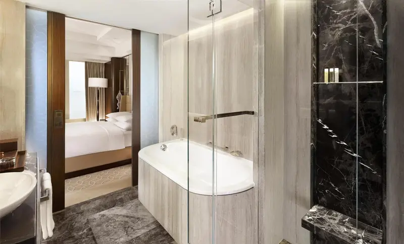 Une salle de bain moderne avec baignoire et douche à l'italienne.