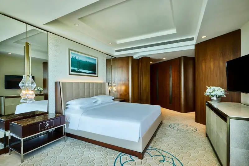 Une chambre d'hotel moderne avec un grand lit et un décor chaleureux.