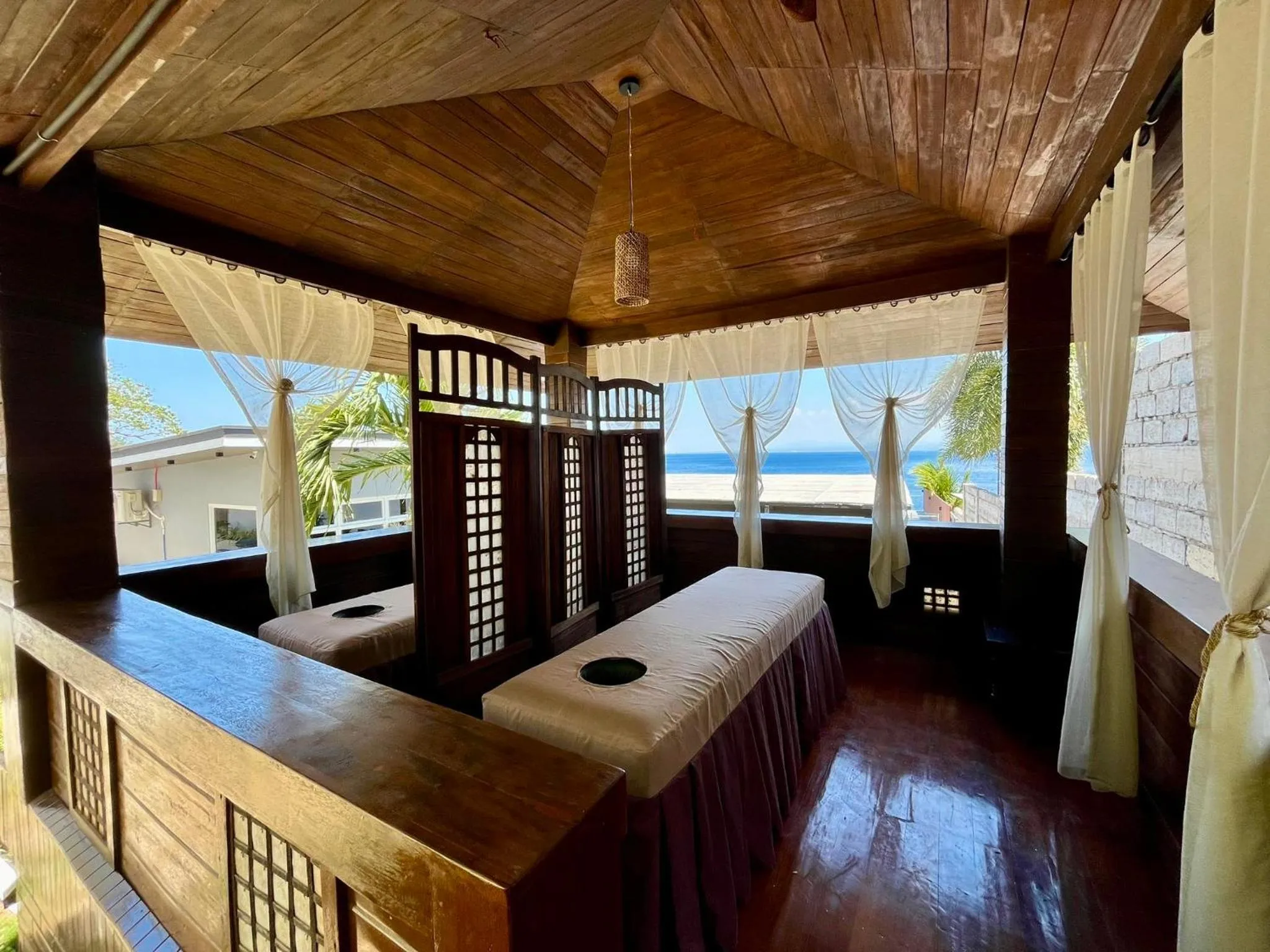 Espace de massage en plein air avec vue sur la mer.
