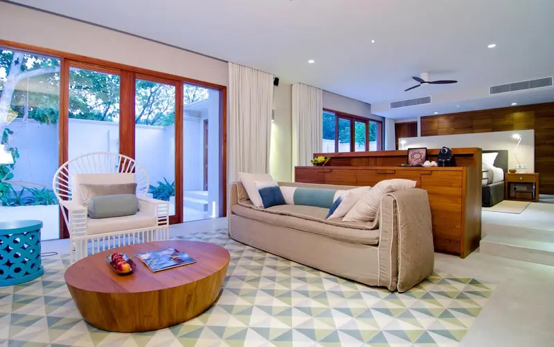 Espace de détente intérieur avec canapé et table basse.