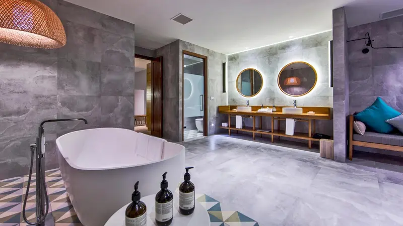 Une salle de bain moderne avec baignoire et double vasque.