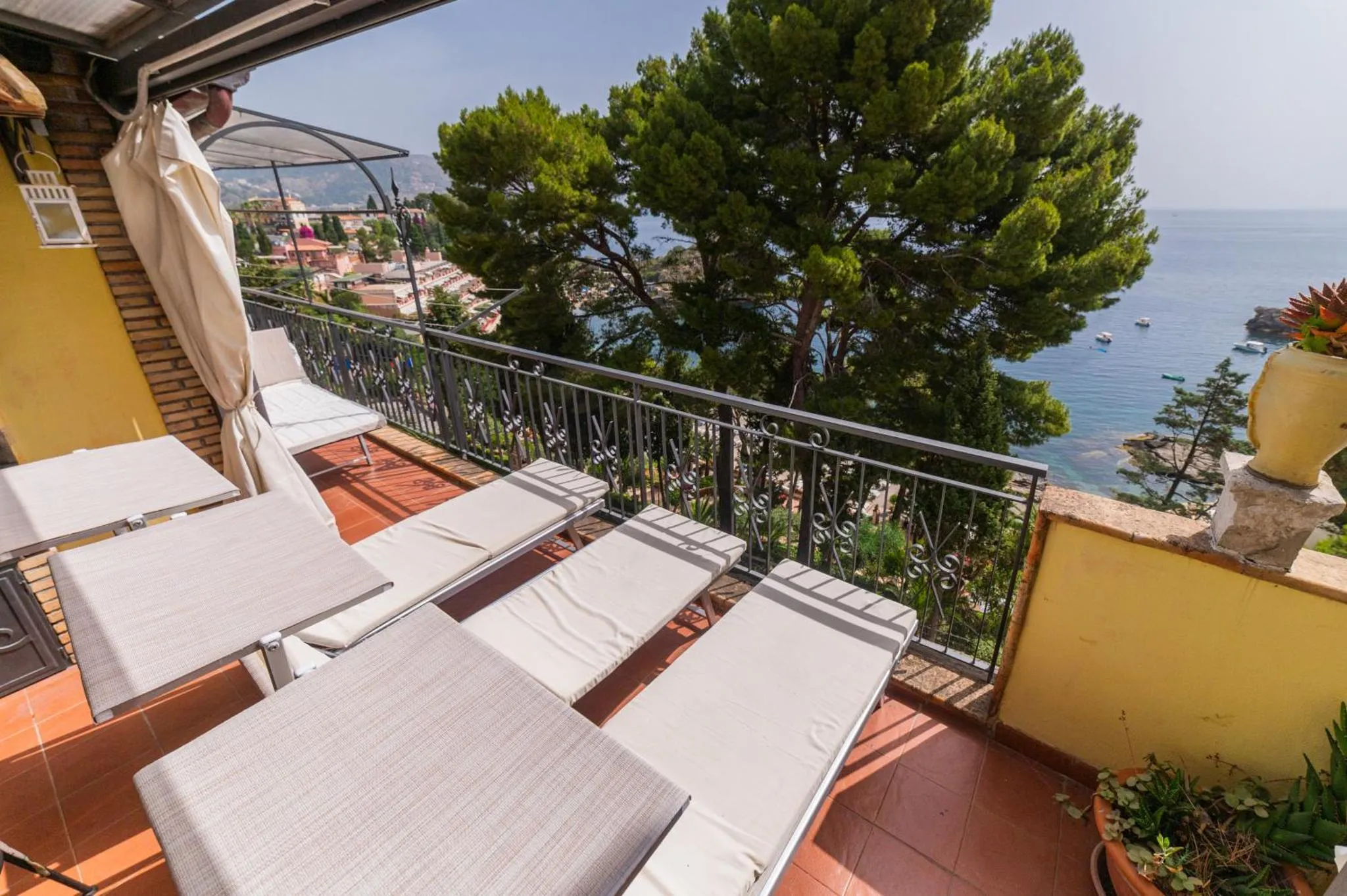 Terrasse avec transats et vue sur la mer.