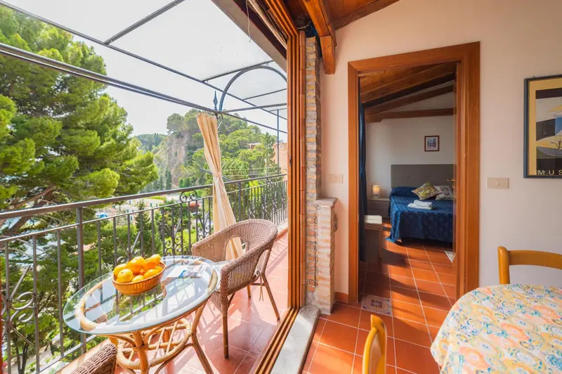 Terrasse avec mobilier et vue sur la végétation.