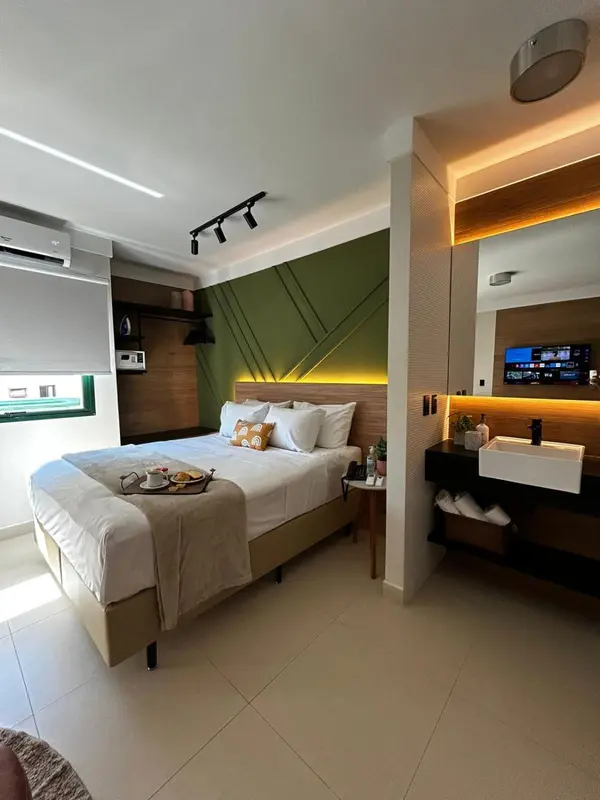 Chambre moderne avec un lit confortable et un éclairage chaleureux.