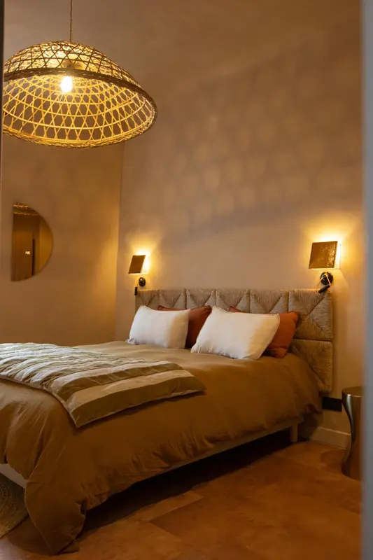 Une chambre à coucher avec un lit recouvert d'une couverture et d'oreillers.