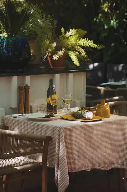 Une table est dressée avec des plats et des boissons.