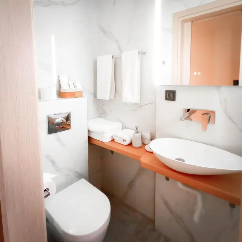 Une salle de bain moderne avec lavabo, toilette et serviettes.