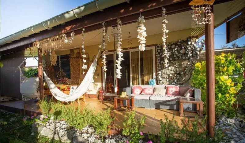Espace de détente extérieur avec hamac et mobilier de jardin.