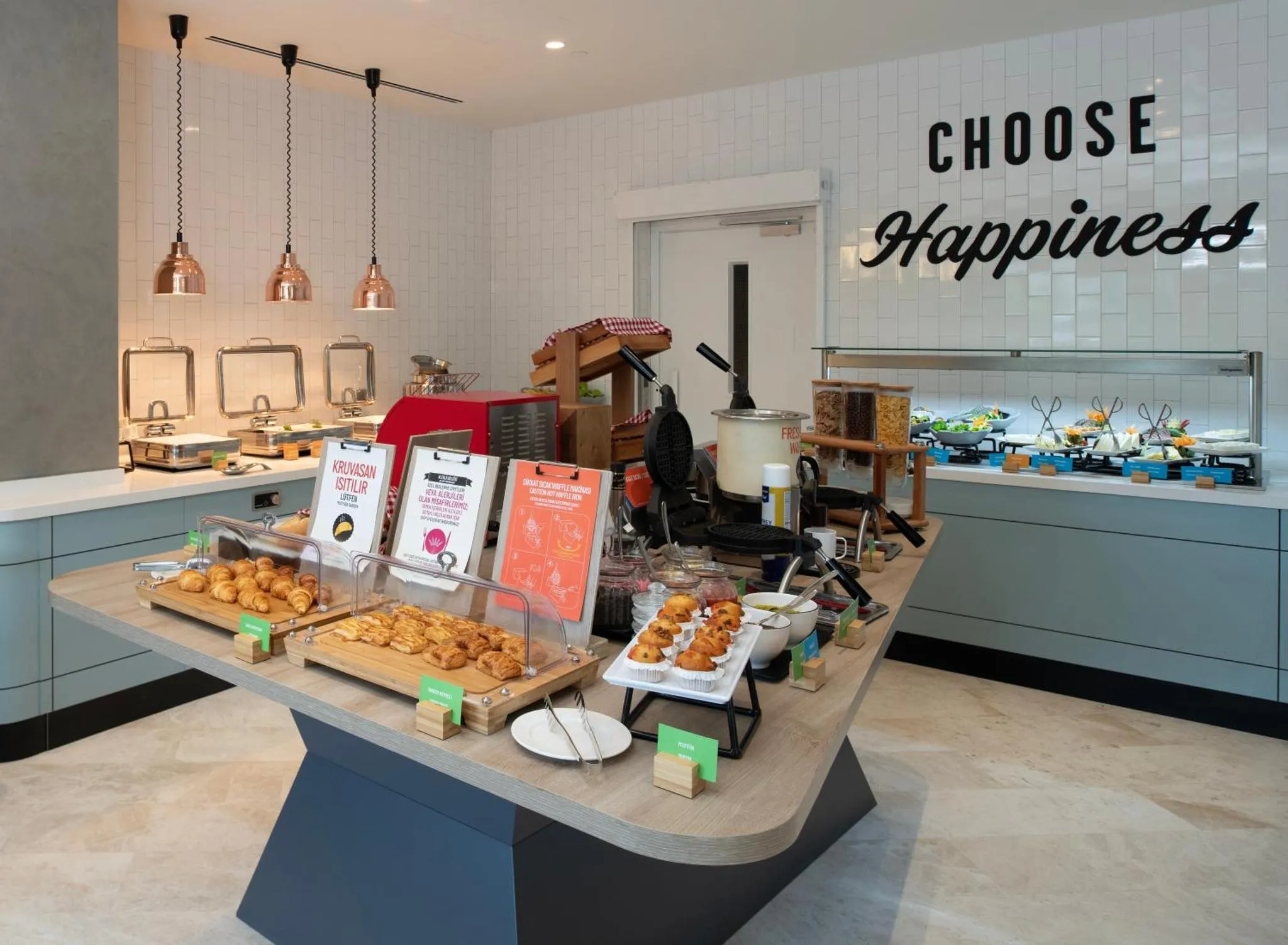 Un buffet propose une variété de plats et de boissons dans un espace lumineux.