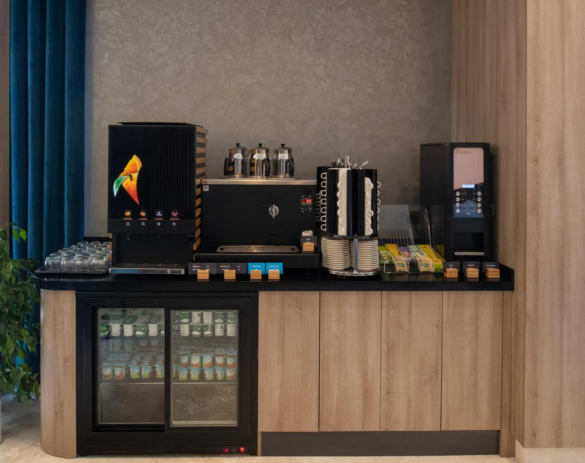 Un comptoir de boissons propose une variété de choix dans un espace lumineux.