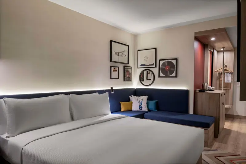 Une chambre d'hôtel moderne avec un grand lit et un coin salon.