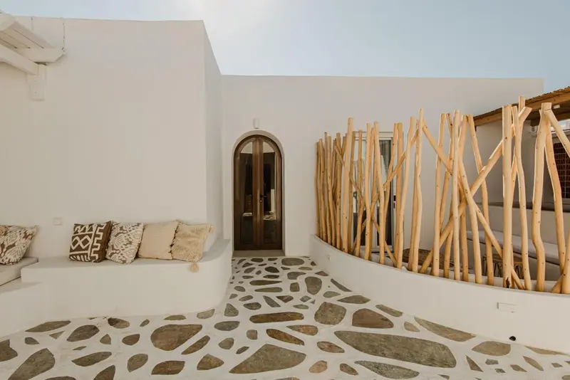 Espace extérieur aménagé avec un canapé et un sol en galets.