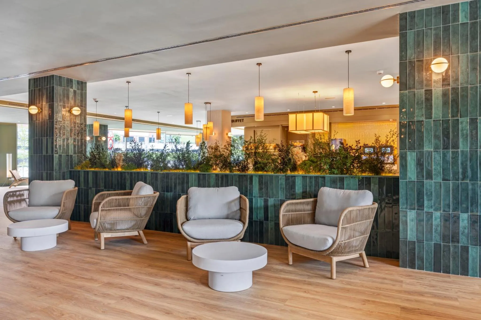 Un espace de détente intérieur avec des fauteuils et des tables basses.