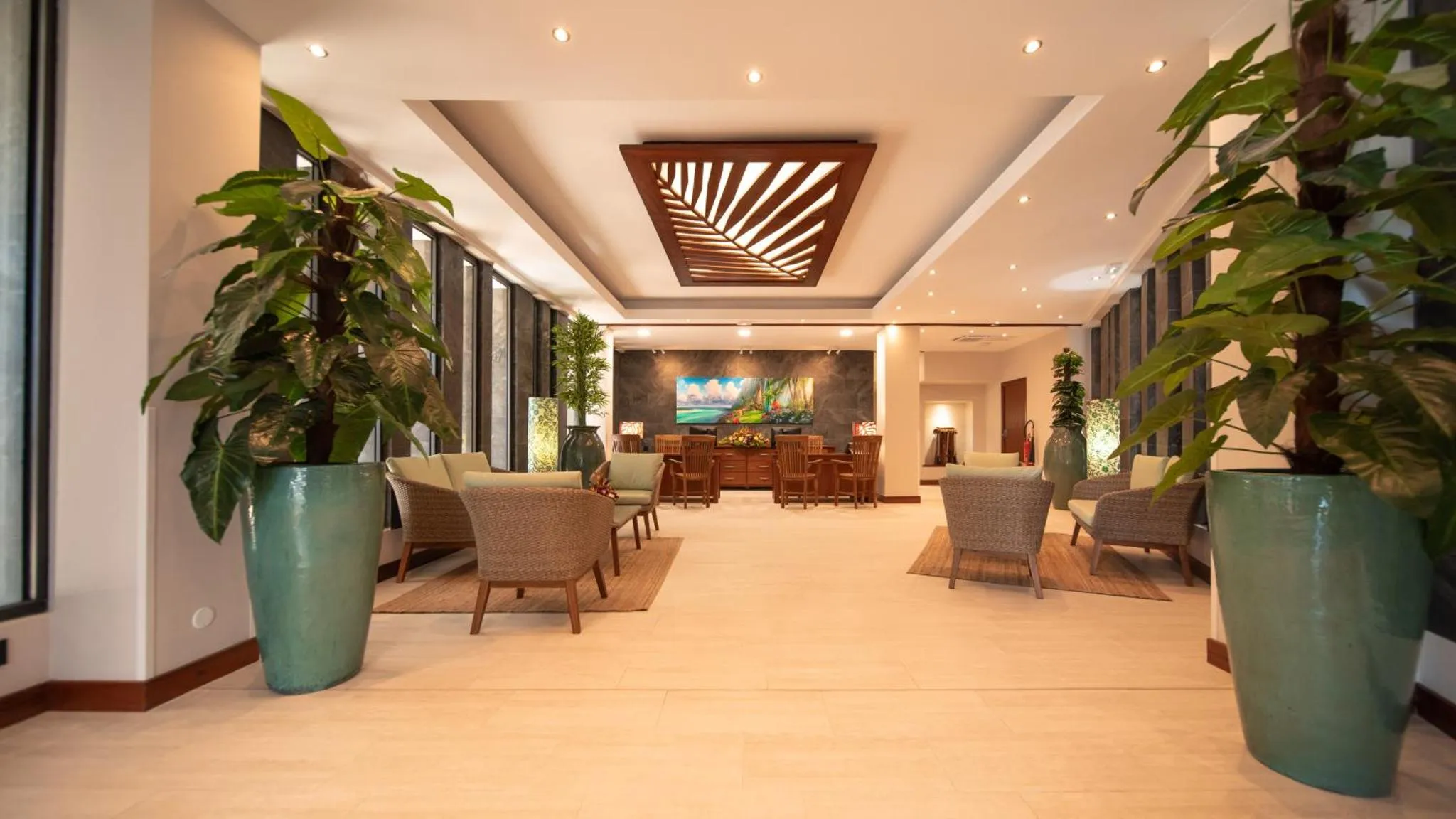 Espace de détente lumineux avec des plantes et des sièges confortables.