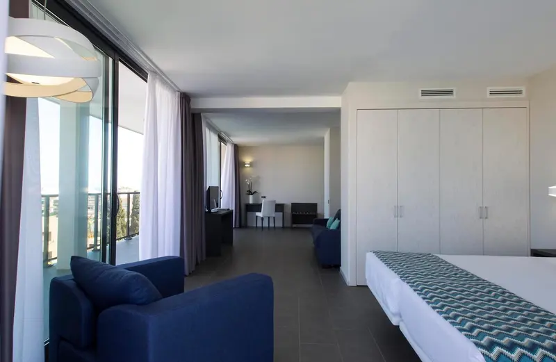 Espace de vie intérieur lumineux avec accès à un balcon.