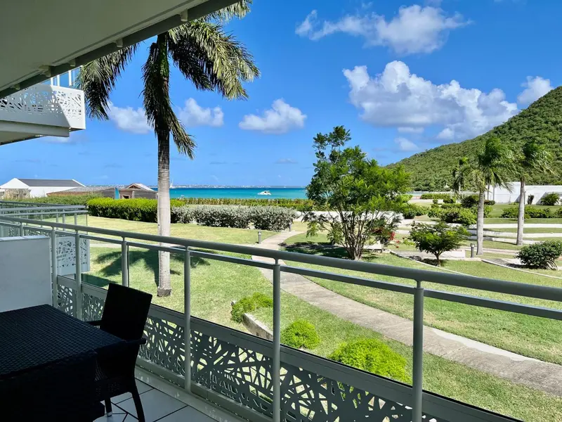 Terrasse avec vue sur un paysage tropical et la mer.