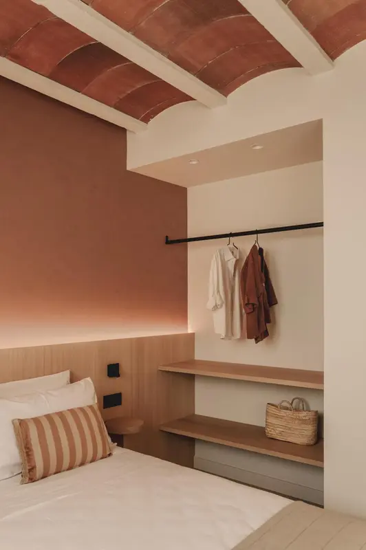 Une chambre aux murs colorés avec un lit et un espace rangement.