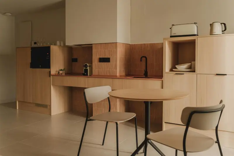 Une cuisine moderne avec un coin repas.