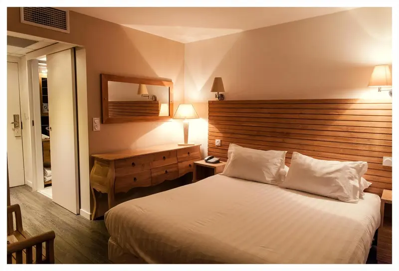 Une chambre à coucher avec un lit double et une commode en bois.