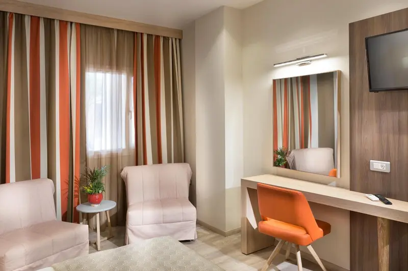 Un espace de détente intérieur avec des fauteuils et un bureau.