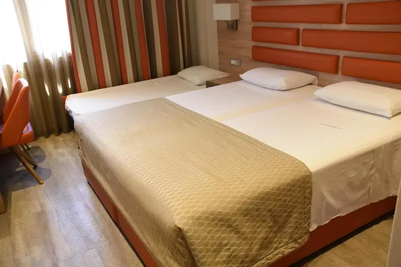 Une chambre avec deux lits jumeaux et une décoration moderne.