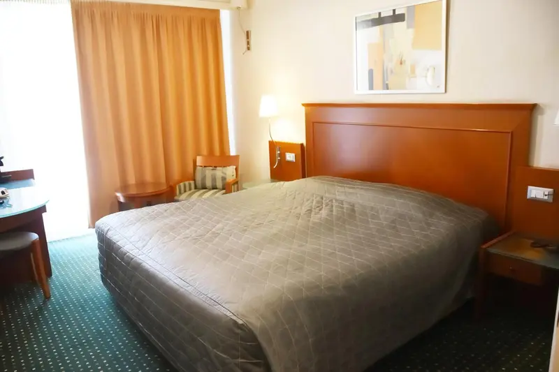 Une chambre d'hôtel avec un grand lit et une décoration sobre.