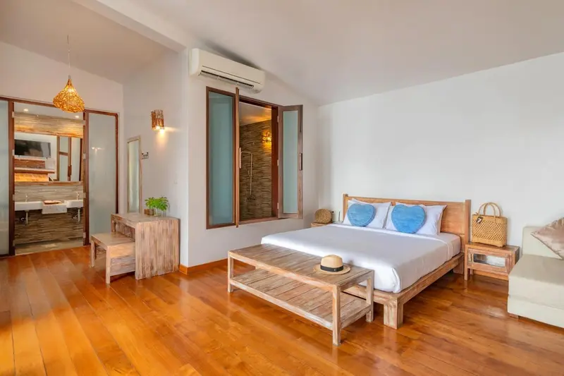Une chambre lumineuse avec un lit et un espace détente.