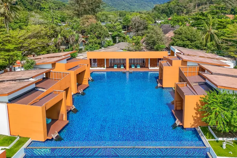 Vue aérienne d'un complexe hôtelier avec une grande piscine rectangulaire.