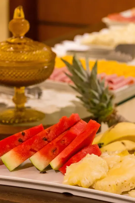 Présentation de fruits frais et colorés sur un buffet.