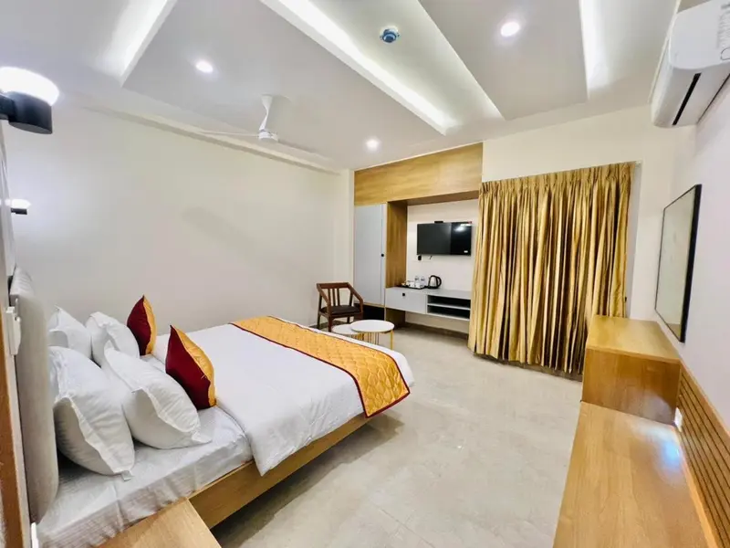 Une chambre lumineuse avec un grand lit et un mobilier en bois.