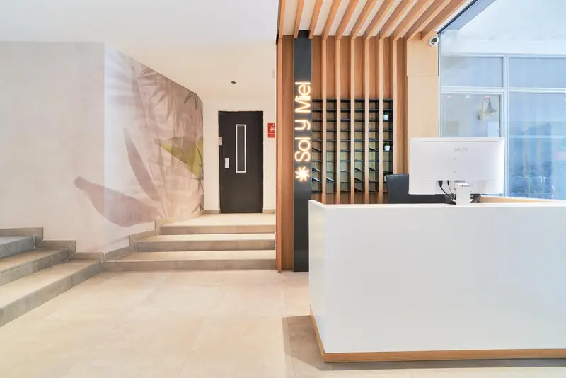 Un comptoir d'accueil moderne avec un mur décoratif.