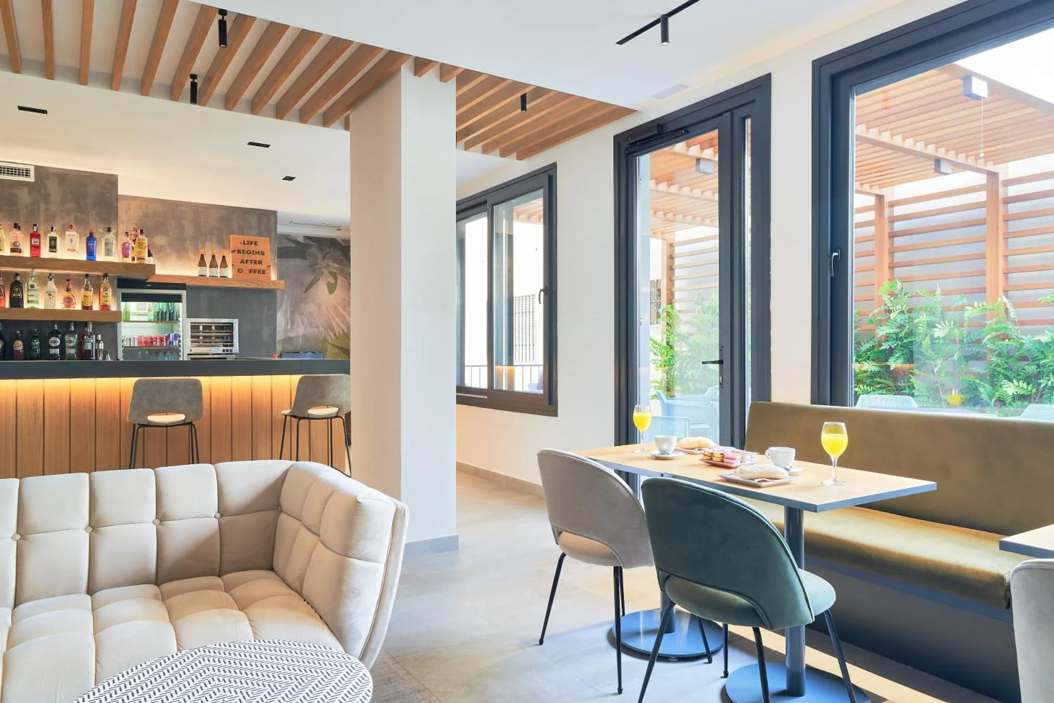 Un espace lumineux avec un bar et des tables pour le petit-déjeuner.