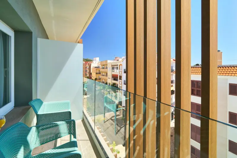 Terrasse avec mobilier d'extérieur et vue sur la ville.