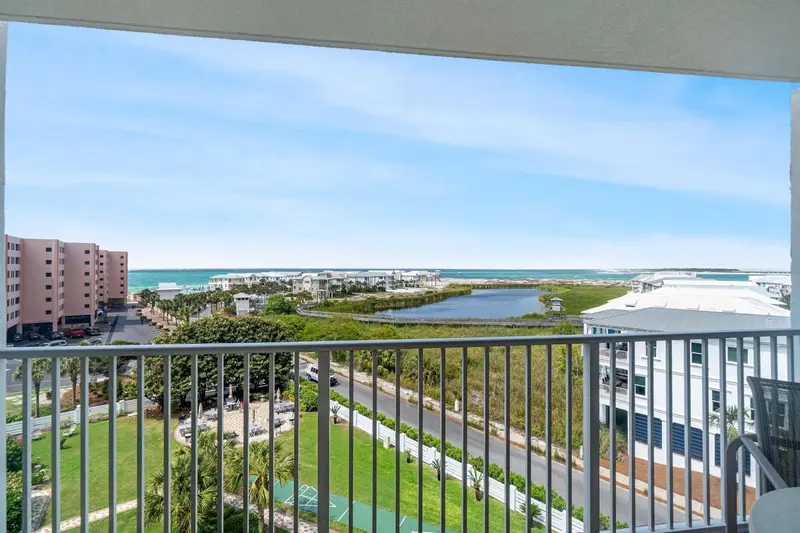 Vue dégagée sur un paysage côtier depuis un balcon.