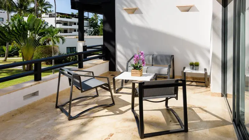 Terrasse aménagée avec mobilier d'extérieur et végétation.