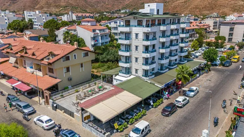 Vue aérienne d'un ensemble immobilier avec des bâtiments aux toits rouges et blancs.