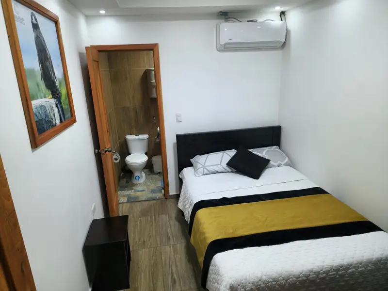 Une chambre avec un lit et un accès à une salle de bain.