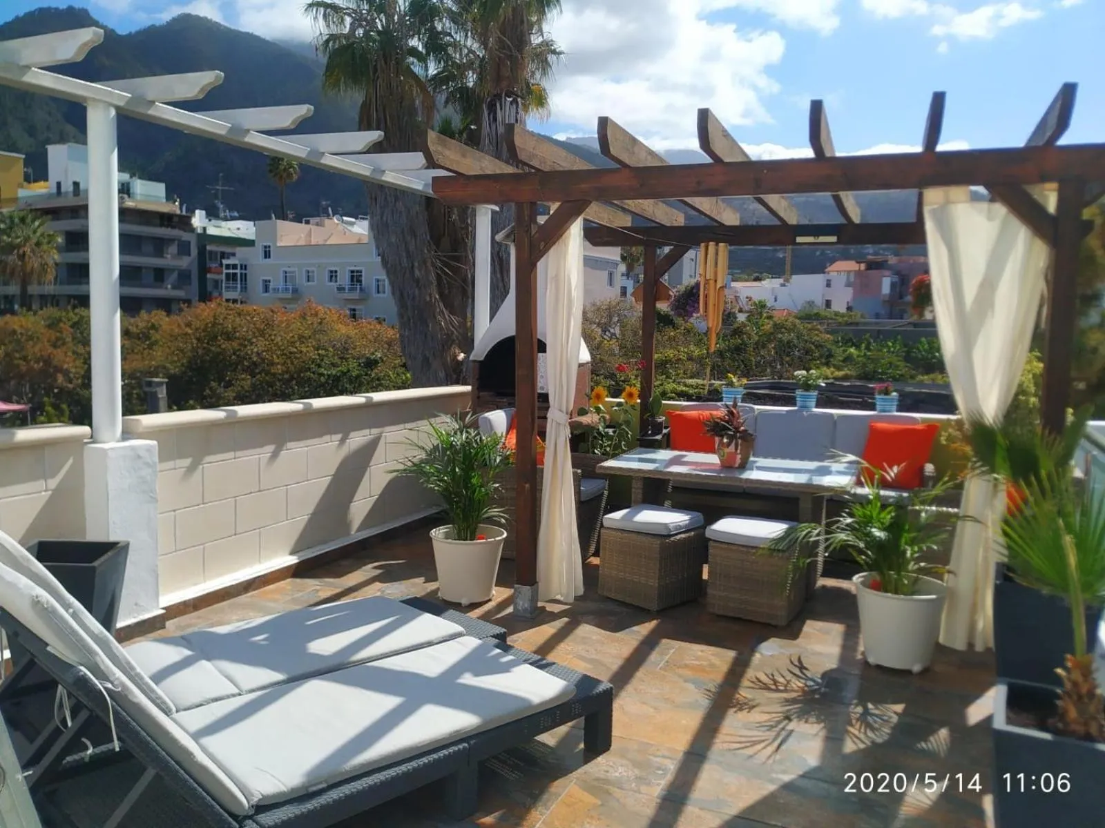 Terrasse ombragée avec mobilier de détente et tables.