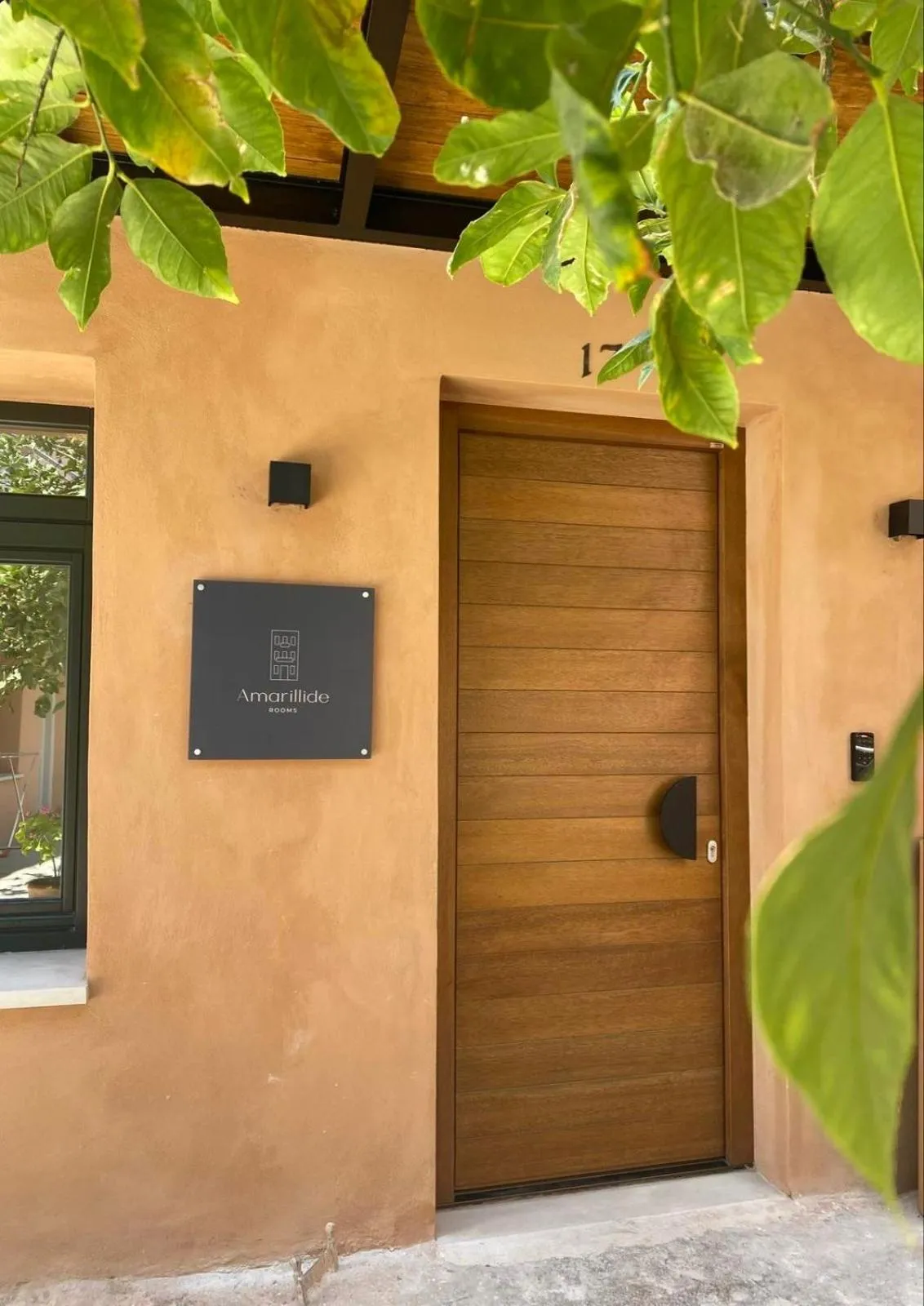 Une porte en bois sombre sur un mur beige.