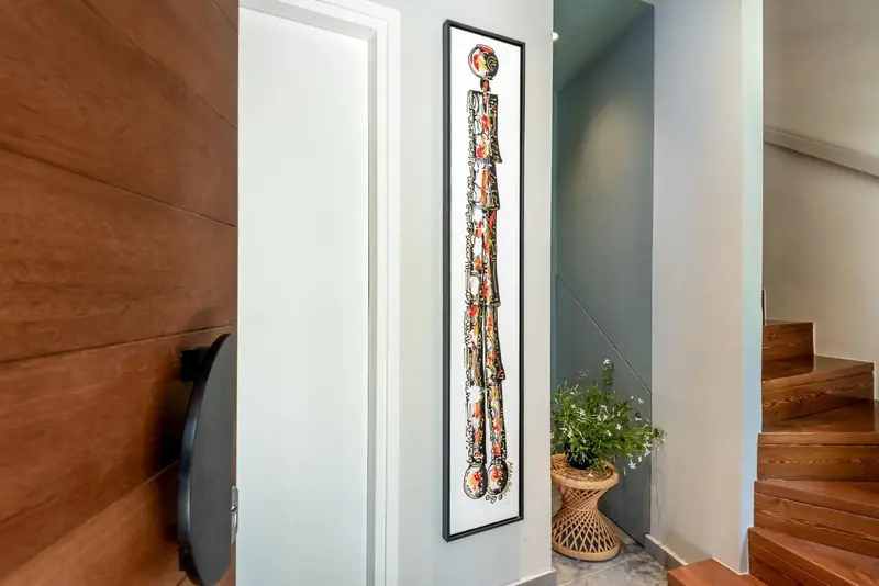 Une décoration murale orne un couloir intérieur.